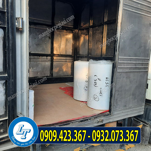 Cuộn PE quấn máy giao hàng cho khách Cuộn PE quấn máy giao hàng cho khách