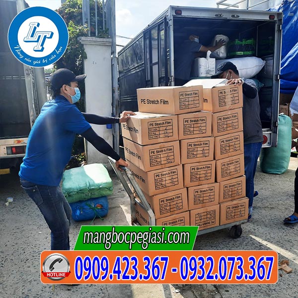 Xuất kho 30 thùng màng pe cho khách Xuất kho 30 thùng màng pe cho khách