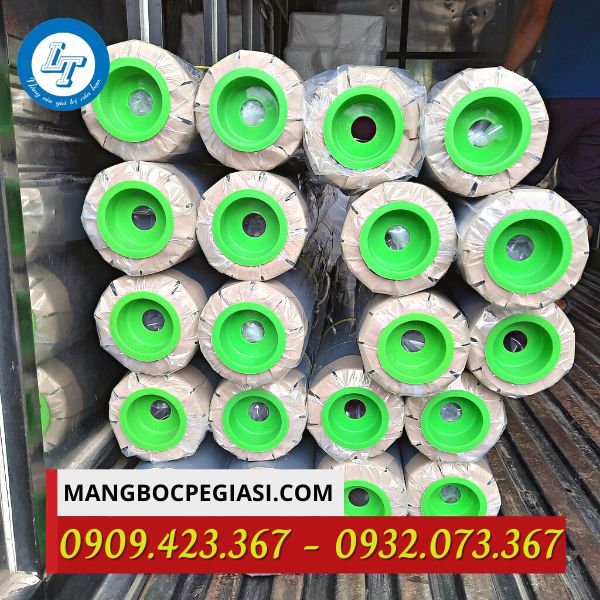 Giao cuộn màng nilon cho khách