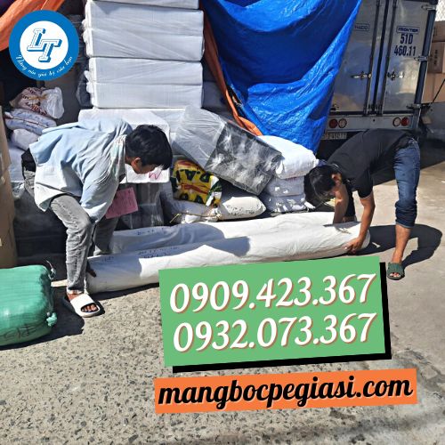 Giao cuộn màng nilon lót sàn bê tông cho khách Giao cuộn màng nilon lót sàn bê tông cho khách