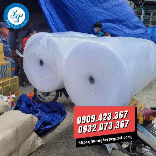 Xốp nổ cuộn 1m4x100m giao hàng cho khách Xốp nổ cuộn 1m4x100m giao hàng cho khách