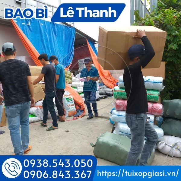 Lên hàng túi zip kraft có cửa sổ cho khách