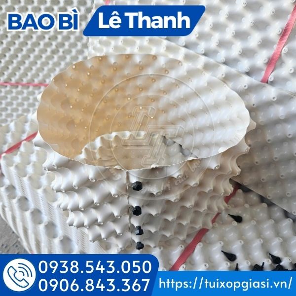 Tấm nhựa quấn bầu cây màu trắng