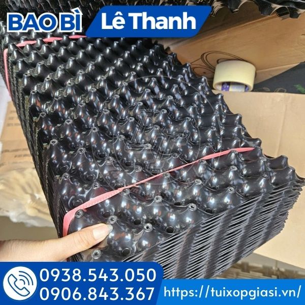 Tấm nhựa bó bầu cây màu đen