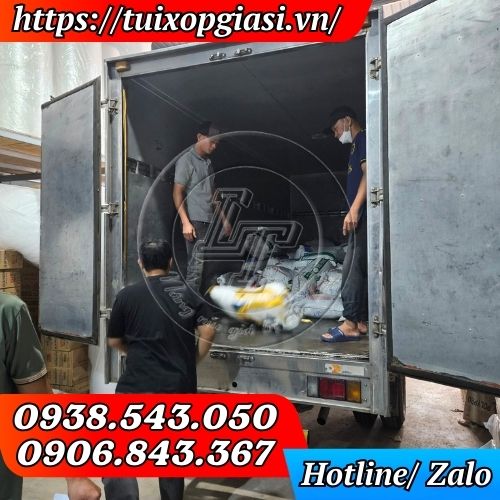 Lên hàng túi nilon đựng bánh mì cho khách