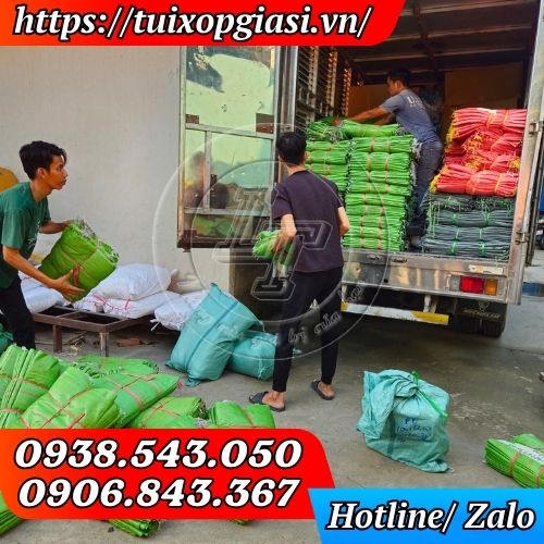 Lên hàng bao đựng gạo cho khách