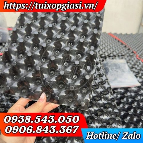 Bề mặt bầu ươm thiết kế các lỗ thoáng khí và thoát nước
