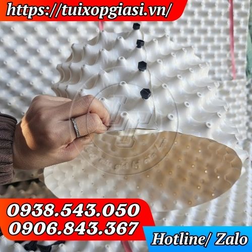 Chỉ cần cuộn lại và vặn vít là sẽ cố định lại bầu ươm