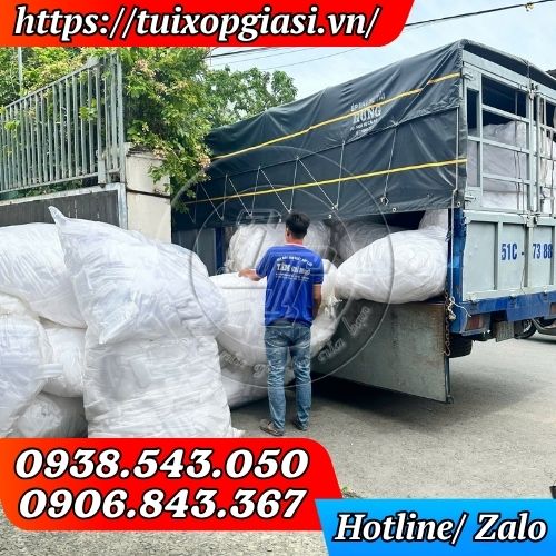 Lên hàng xốp lưới bọc táo, lê, cam, quýt cho khách HCM