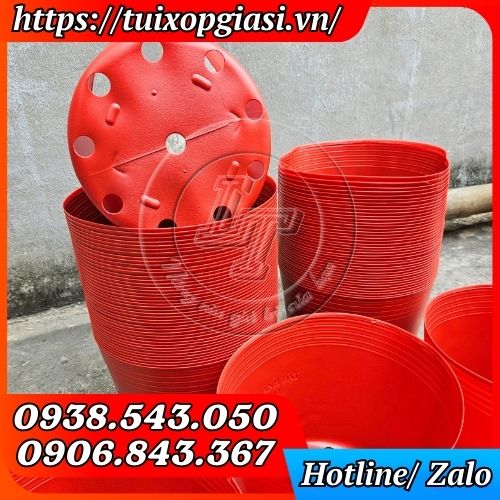 Chậu nhựa dẻo trồng cây màu đỏ