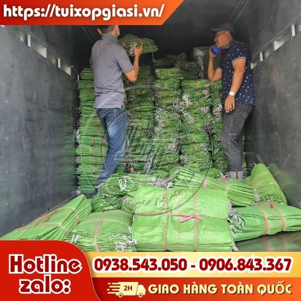 Lên hàng bao tải dứa cho khách