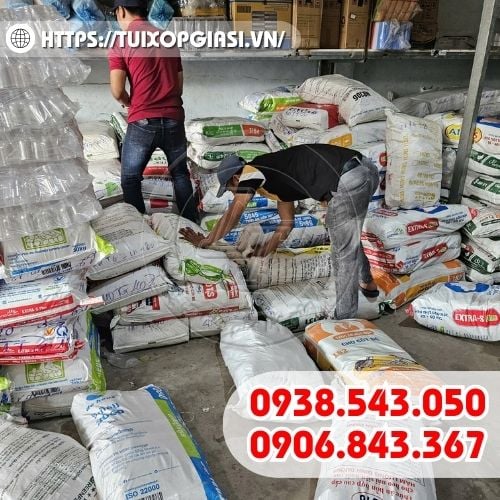 Soạn hàng túi xốp đen bóng size 60 cho khách sỉ