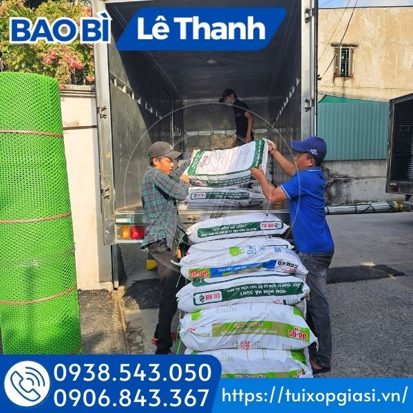 Lên túi bóng mỡ màu cho khách