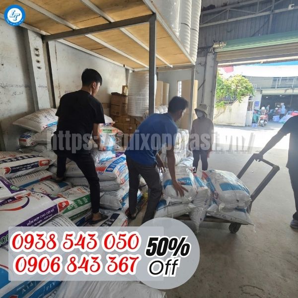 Soạn hàng túi zip chỉ đỏ cho khách