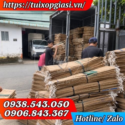 Lên hàng bao tải giấy cho khách