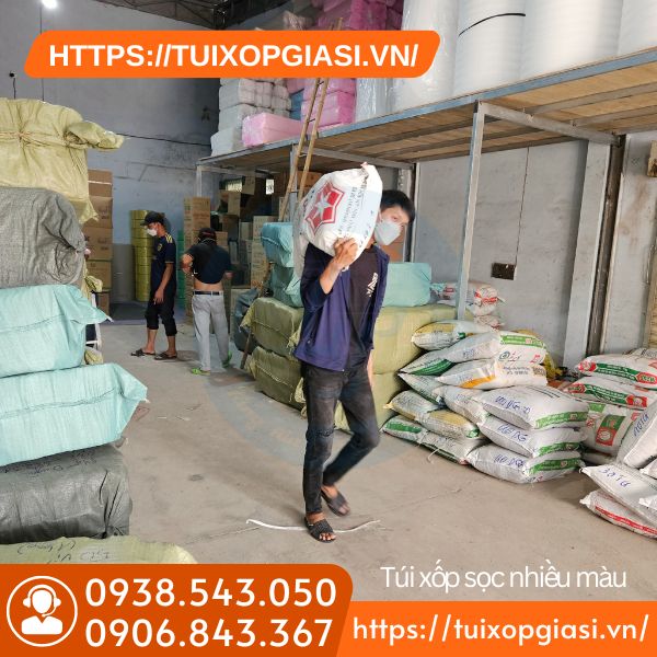 Đi túi xốp sọc nhiều màu cho khách