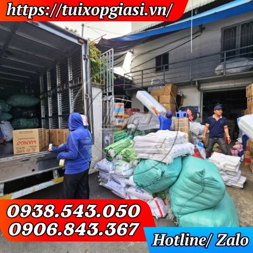 Lên túi zip viền đỏ cho khách