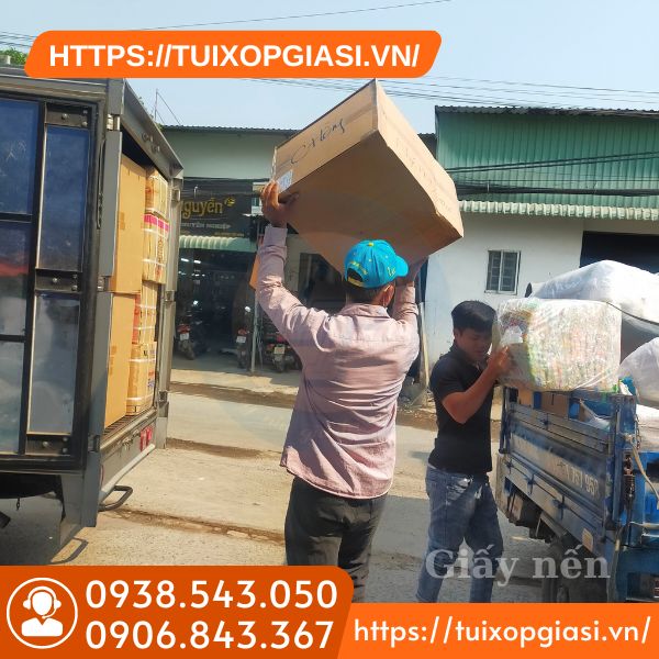 Giao giấy nến cho khách HCM