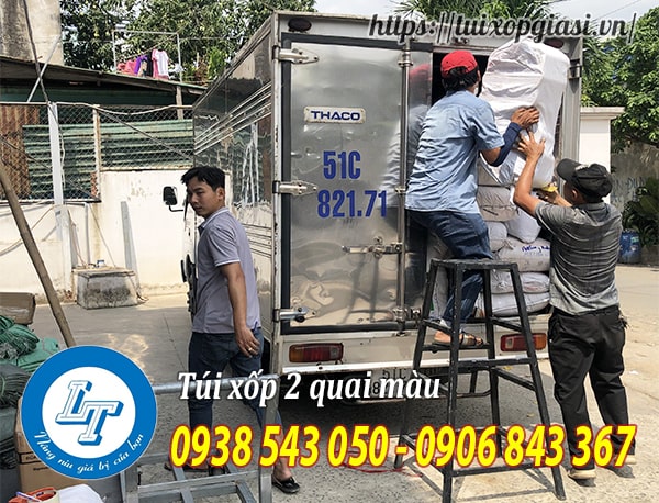 Giao hàng túi xốp 2 quai màu