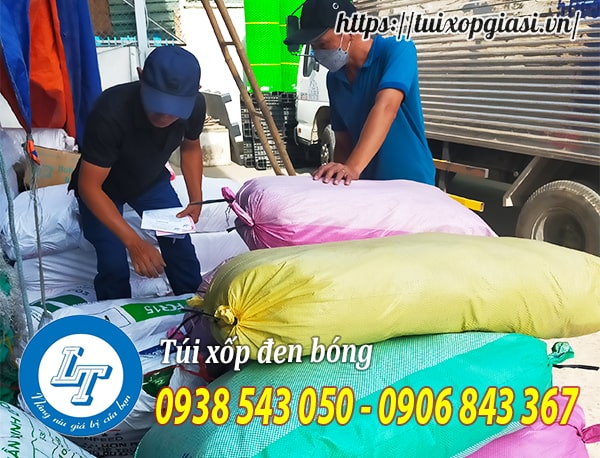 Giao hàng túi xốp đen bóng
