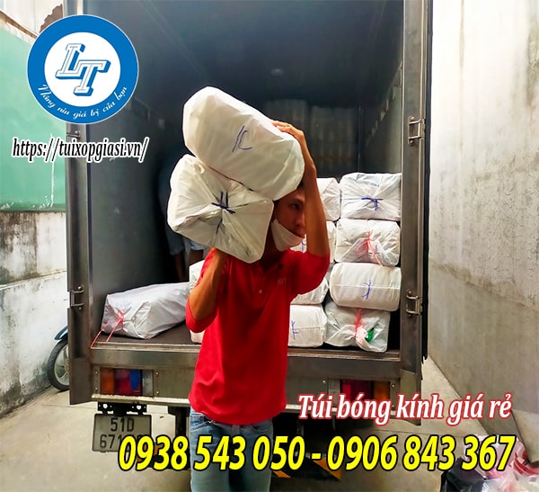 Giao túi bóng kính cho khách tphcm