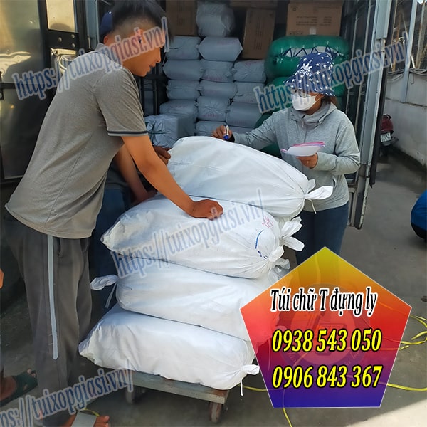 Giao túi chữ T đựng ly cho khách tphcm