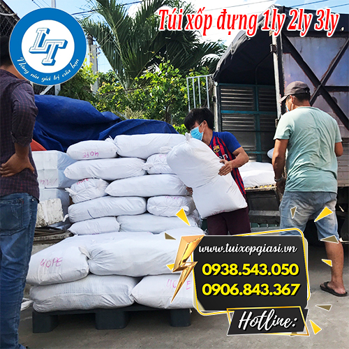 Giao túi đựng 1ly 2ly 3ly nước cho khách