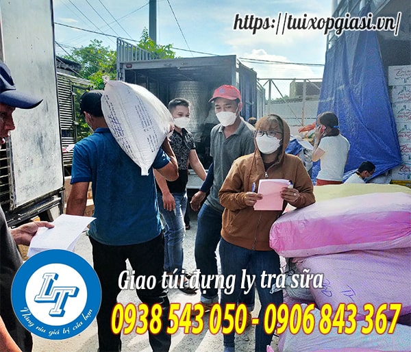 Giao túi đựng ly trà sữa