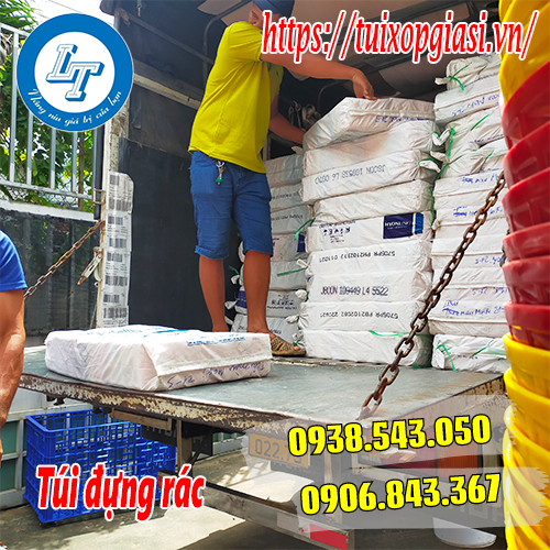 Giao túi đựng rác cho khách