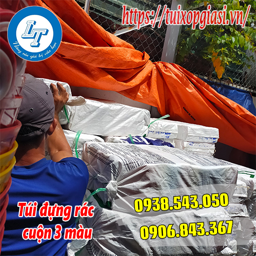 Giao túi đựng rác cuộn 3 màu cho khách