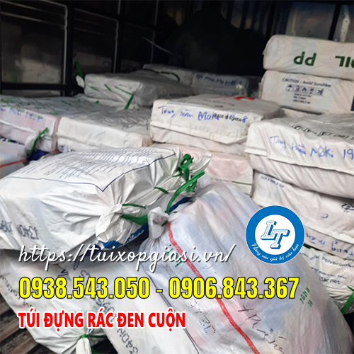 Giao túi đựng rác đen cuộn cho khách