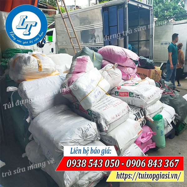 Giao túi đựng trà sữa mang về cho khách nội thành