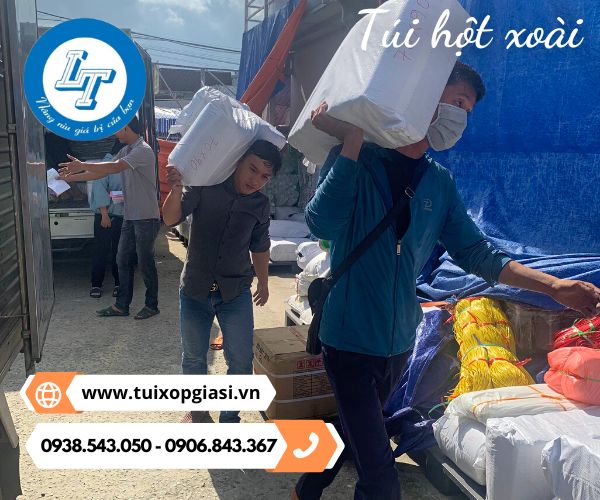 Giao túi hột xoài cho khách