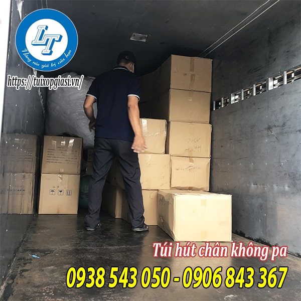 Giao túi hút chân không pa cho khách tỉnh