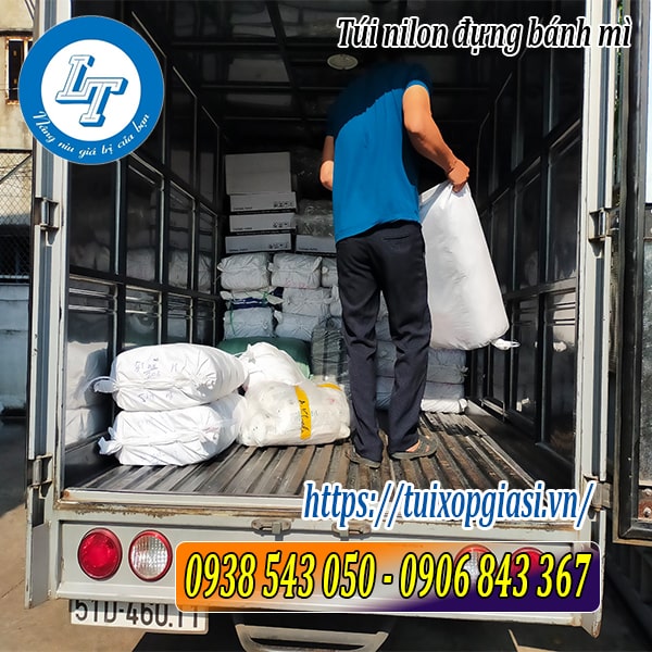 Giao túi nilon đựng bánh mì cho khách hcm