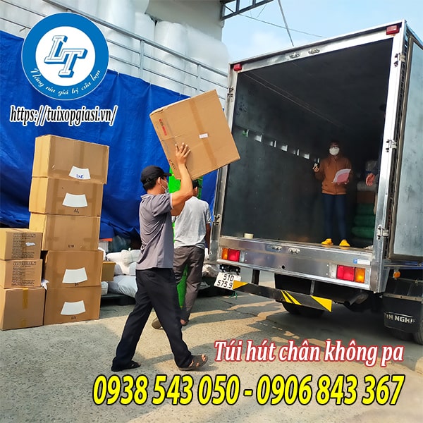Giao túi pa hút chân không cho khách