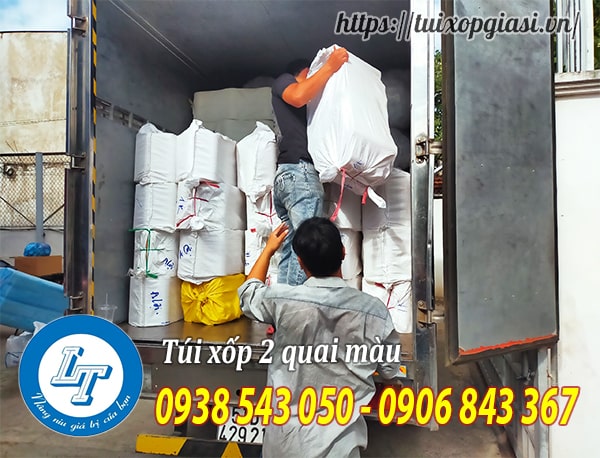 Giao hàng túi xốp 2 quai màu giá rẻ