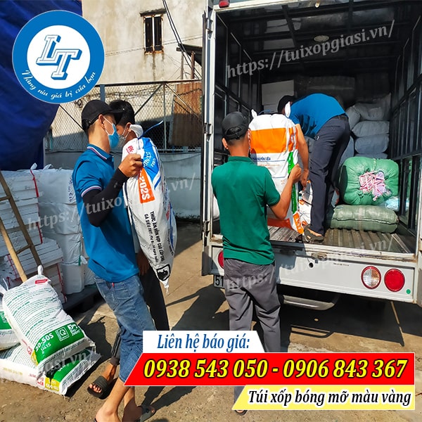 Giao túi xốp bóng mỡ màu vàng cho khách