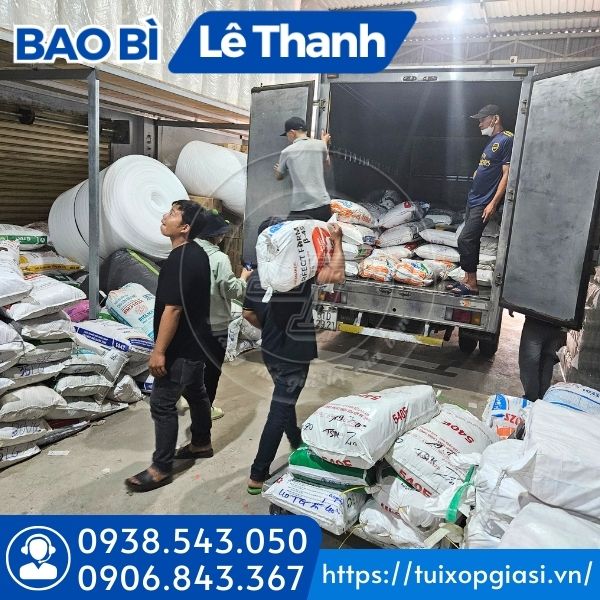 Giao túi xốp đen đẹp cho khách tỉnh