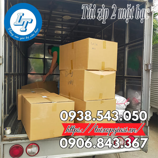 Giao túi zip 2 mặt bạc cho khách