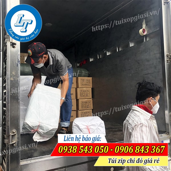 Giao túi zip chỉ đỏ cho khách tại xưởng