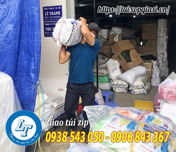 Giao túi zip cho khách