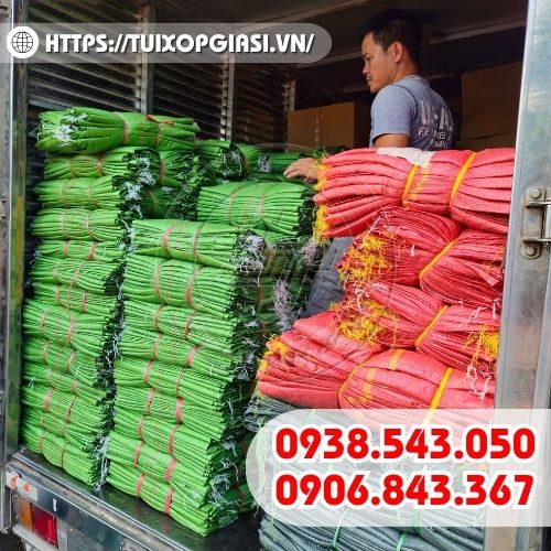 Lên bao đựng gạo cho khách