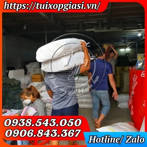 Lên hàng túi cuộn siêu thị