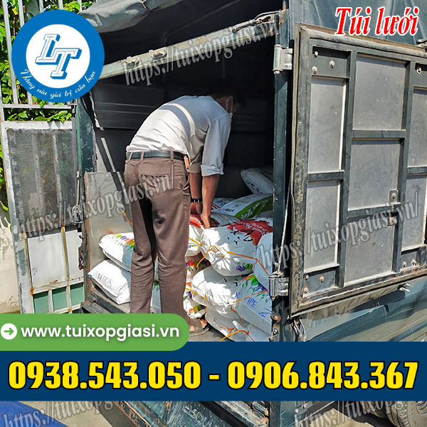 Lên hàng túi lưới cho khách