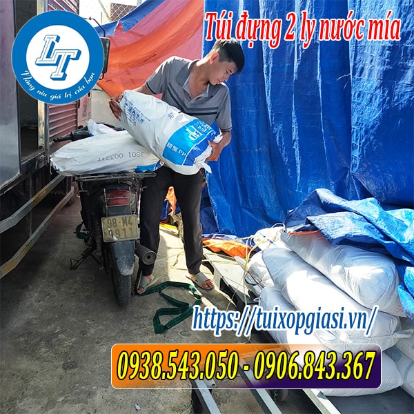 Lên hàng túi nilon đựng 2 ly nước mía