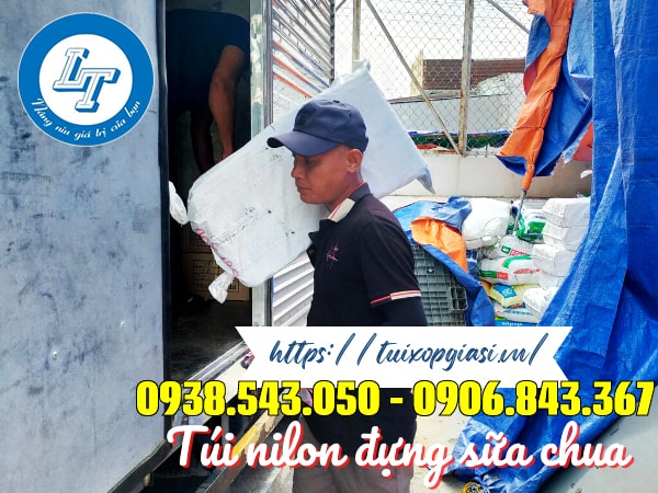 Lên hàng túi nilon đựng sữa chua