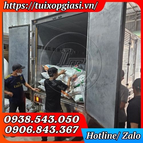 Lên hàng túi rác cuộn đen cho khách