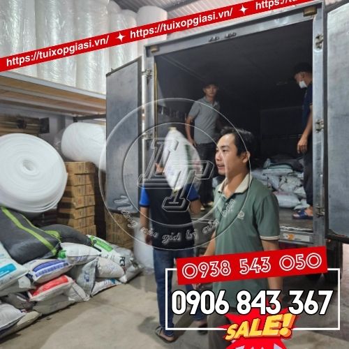 Lên hàng túi xốp màu 2 quai cho khách