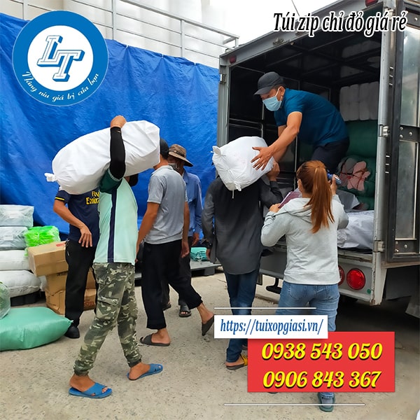 Lên hàng túi zip chỉ đỏ cho khách quen